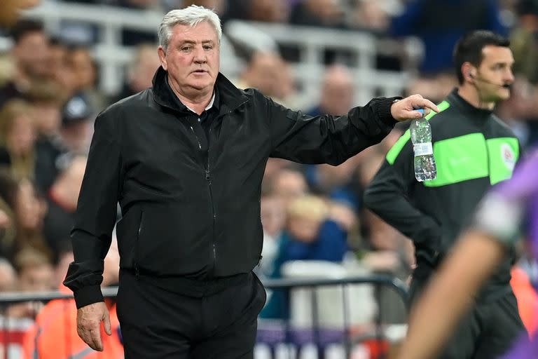 El entrenador inglés del Newcastle United, Steve Bruce, observa durante el partido de fútbol de la Premier League inglesa entre Newcastle United y Tottenham Hotspur. Tottenham ganó el juego 3- 2 y Bruce fue despedido.