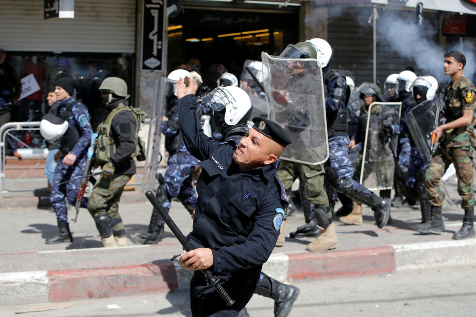 <p>Members of the Palestinian security forces clash with demonstrators during a protest organised by Hizb-ut Tahrir against what organisers say are political arrests by the Palestinian Authority in the West Bank city of Hebron February 25, 2017. (Mussa Qawasma/Reuters) </p>