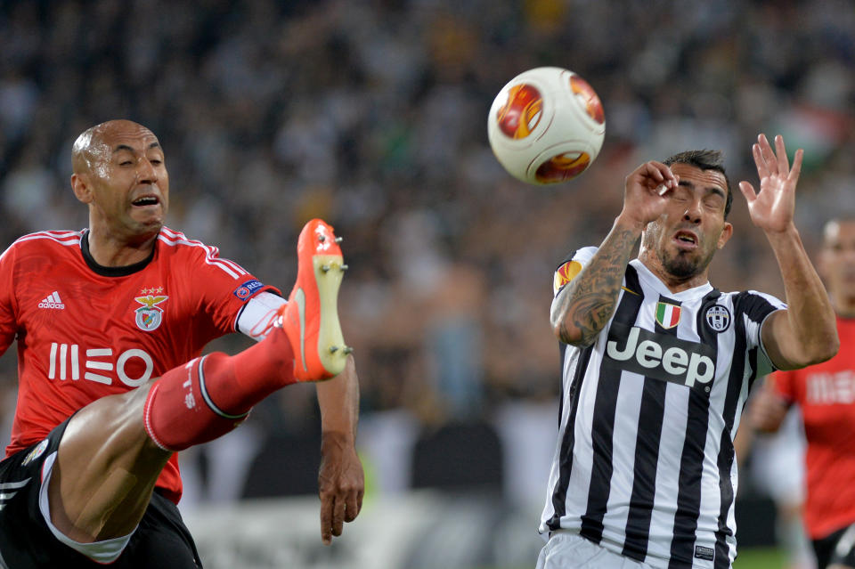 Juventus forward Carlos Tevez, of Argentina, right, challenges for the ball with Benfica defender Luisao during the Europa League semifinal second leg soccer match between Juventus and Benfica at the Juventus stadium, in Turin, Italy, Thursday, May 1, 2014. (AP Photo/ Massimo Pinca)