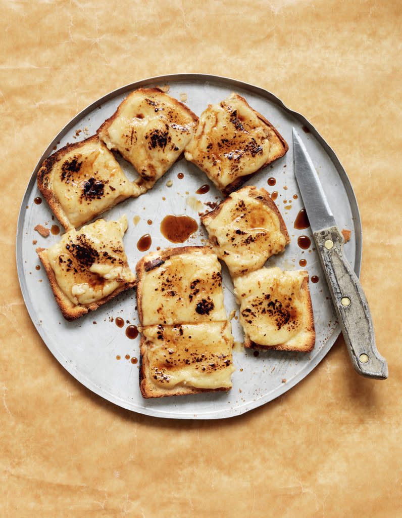 <p>Découvrez la recette de <a href="https://www.elle.fr/Elle-a-Table/Recettes-de-cuisine/Rarebit-a-la-Guinness-de-Trish-Deseine-3003409" rel="nofollow noopener" target="_blank" data-ylk="slk:Rarebit à la Guinness de Trish Deseine;elm:context_link;itc:0;sec:content-canvas" class="link ">Rarebit à la Guinness de Trish Deseine</a></p><br>