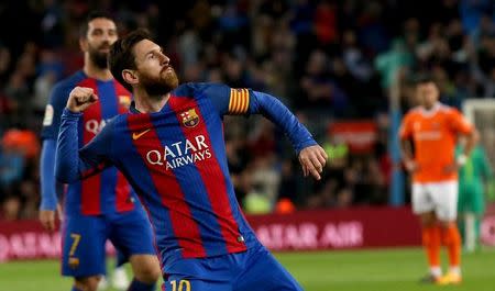 Foto del miércoles del delantero del Barcelona Lionel Messi celebrando tras marcar ante Osasuna. 26/04/17 Lionel Messi y James Rodríguez marcaron un doblete cada uno el miércoles para ayudar a que Barcelona y Real Madrid golearan y se mantuvieran en una lucha mano a mano por el liderato de la liga española de fútbol. REUTERS/Albert Gea