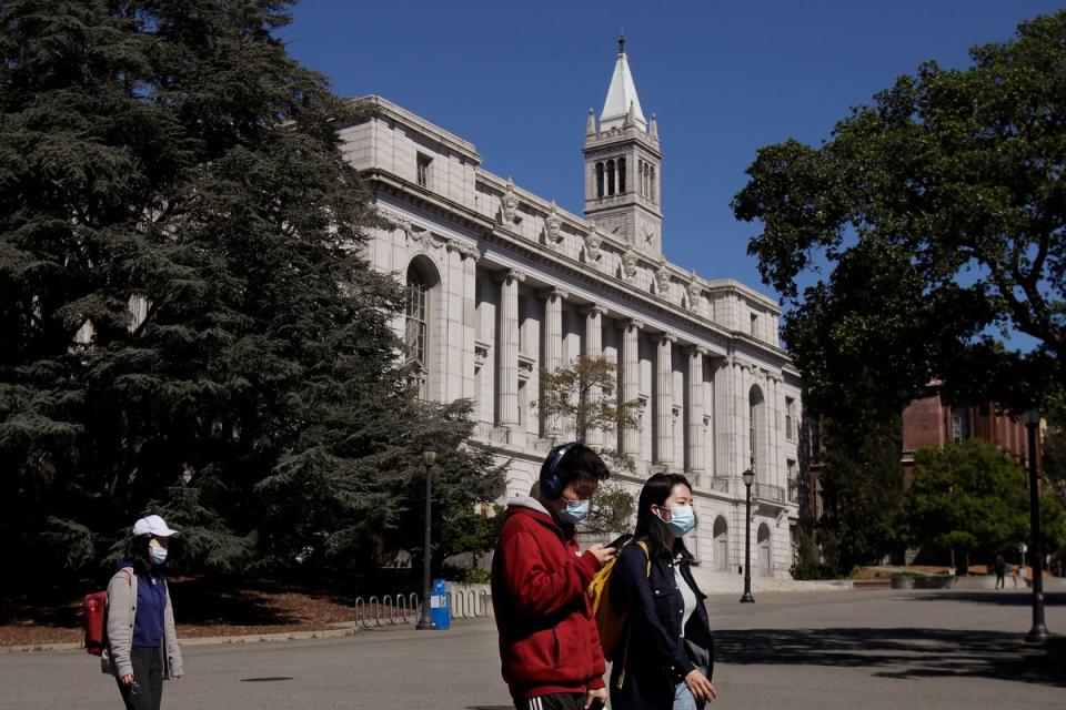 Students mask up at University of California Berkeley  (file photo) (Associated Press)
