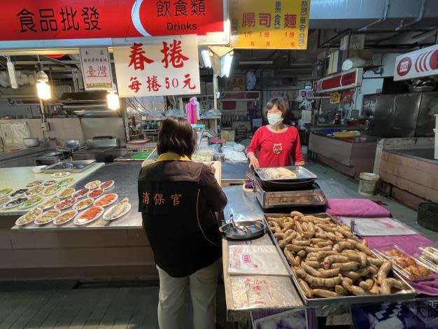 消保官實地了解春捲與內餡所需食材，以及祭祀常用牲禮之價格及供應情形。圖/台南市政府提供