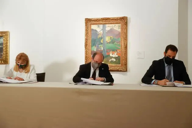 Carmen Thyssen, Miquel Iceta y Borja Thyssen firman el acuerdo. (Photo: EFE)