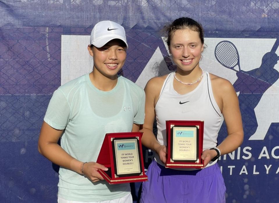 李羽芸(左)在安塔利亞女網賽和昔日俄羅斯搭檔安娜(右)聯手，贏得兩人合拍後的第二座雙打冠軍。蔡怡甄 提供