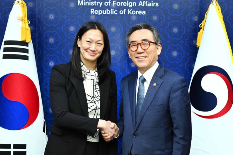 U.S. Ambassador Julie Turner (L), Washington's top envoy for North Korean human rights, called Monday for a push to send information about the outside world into the North. Turner is on an 11-day trip to Tokyo and Seoul, during which she met with South Korean Foreign Minister Cho Tae-yul (R). Photo courtesy of South Korea Ministry of Foreign Affairs