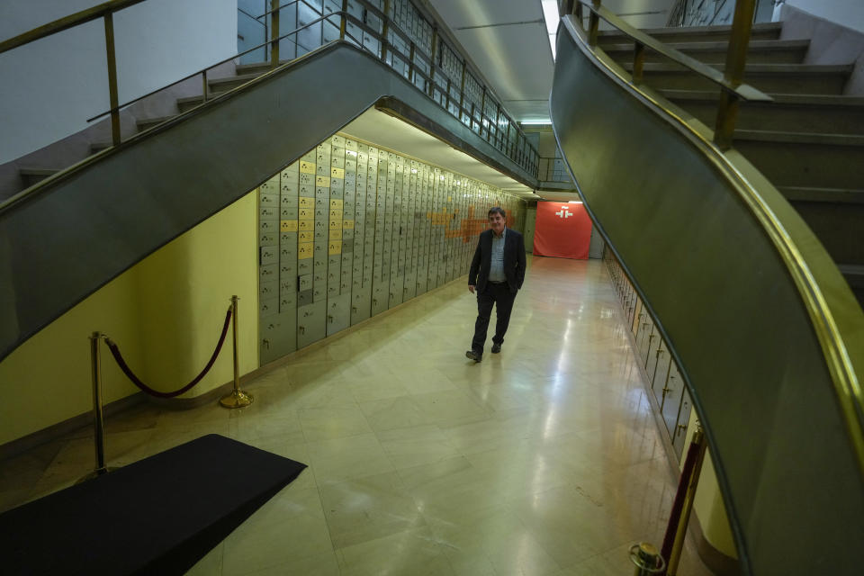 El director del Instituto Cervantes, Luis García Montero, pasea entre los cajetines de una antigua cámara acorazada antes de una entrevista con The Associated Press en la sede de la institución en Madrid, el 24 de abril de 2024. En lugar de lingotes de oro, la antigua caja fuerte guarda ahora otro tipo de tesoros: manuscritos y otros objetos pertenecientes a figuras literarias y a intelectuales de habla hispana y del resto del mundo que han depositado allí sus legados para las futuras generaciones. (AP Foto/Paul White)