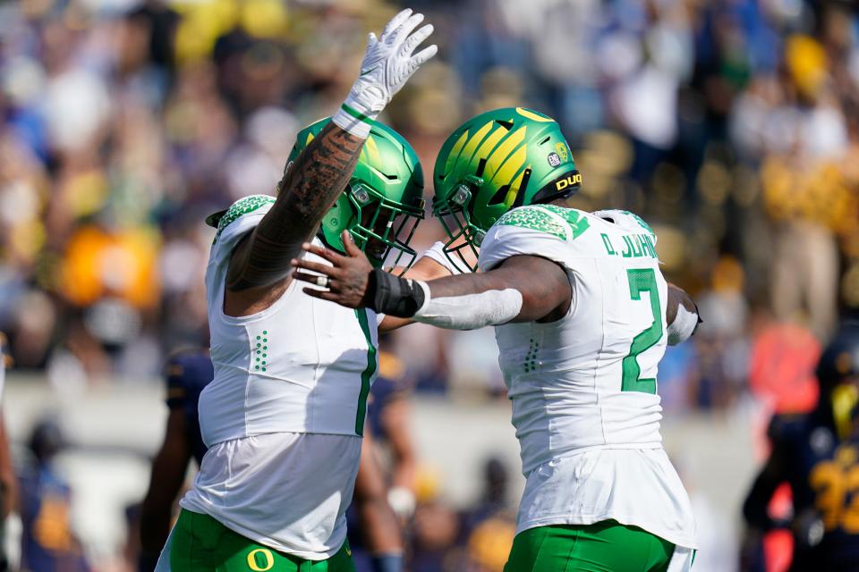 Oregon linebackers Noah Sewell, left, and DJ Johnson were among the six former Ducks who received NFL Scouting Combine invites.