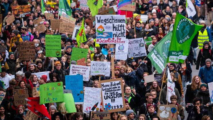 Die Teilnehmer der Fridays-for-Future-Proteste fordern, dass mindestens die beim Pariser Klimaabkommen beschlossenen Ziele eingehalten werden. Foto: dpa