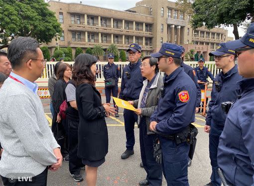 遠航員工也在(23日)小年夜這天，前往交通部及行政院遞交陳情書，由行政院由汪志隆參議代表接受陳情連署書。（圖／遠航提供）