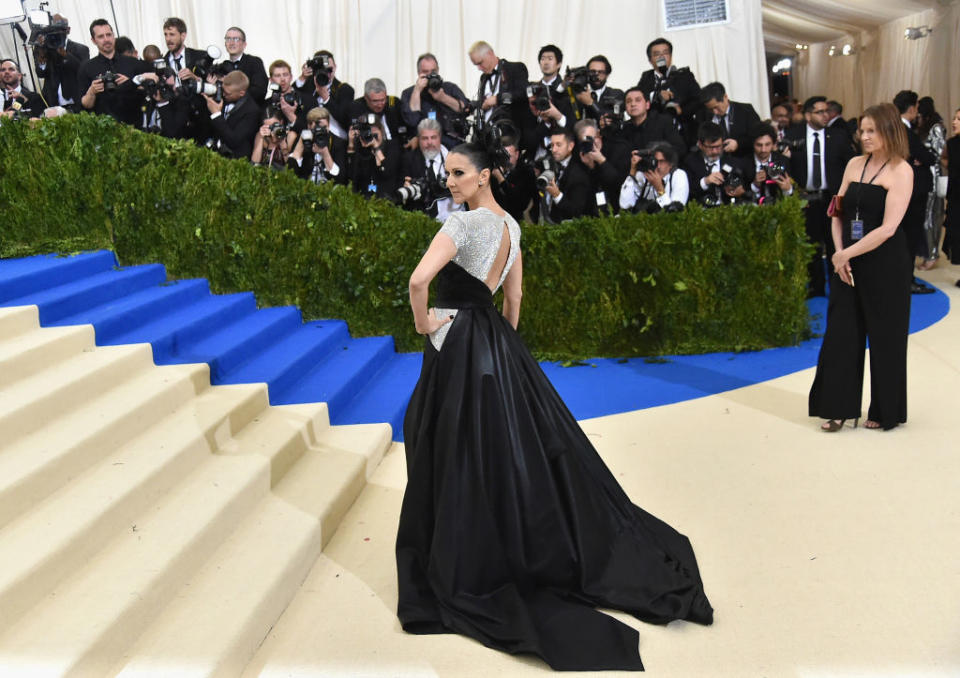 <p>La chanteuse s’est rendue pour la toute première fois de sa carrière au prestigieux Gala du Met Ball à New York. Pour l’occasion, elle arborait une robe haute couture signée Atelier Versace. (Photo : Getty Images) </p>