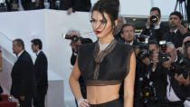 Langer Rock, kurzes Crop Top: Kendall Jenner