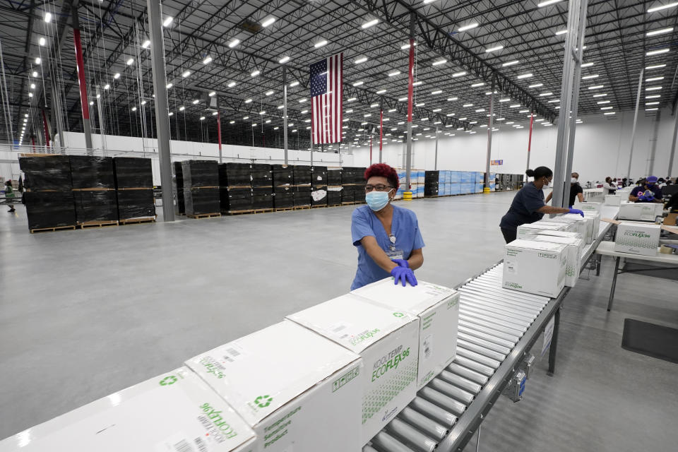 Varias cajas que contienen la vacuna contra el COVID-19 desarrollada por Moderna yacen listas para ser enviadas el domingo 20 de diciembre de 2020 en un centro de distribución, en Olive Branch, Mississippi. (AP Foto/Paul Sancya, Pool)