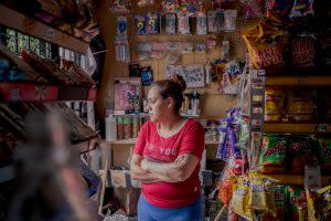Joanna Cardona Zavala, 32, despacha a un cliente, en el negocio familiar, en su casa en casa en León, Guanajuato el 19 de junio del 2021. Foto: Fred Ramos