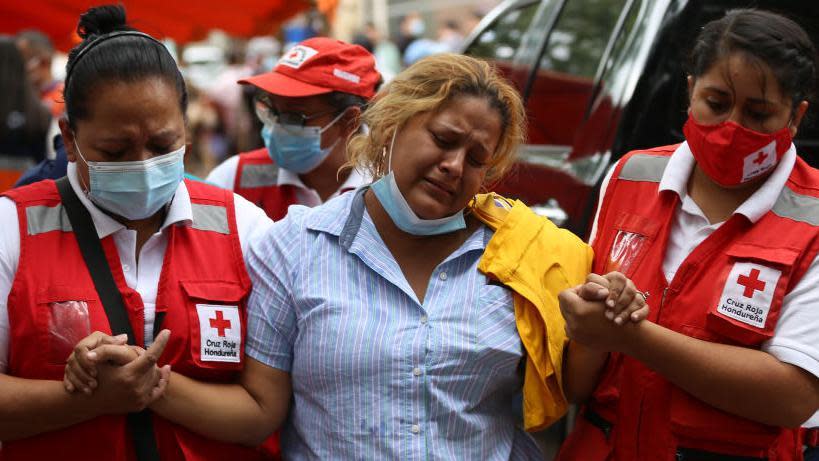 Los familiares de las víctimas del motín en la prisión femenina de Honduras recibieron los restos. 