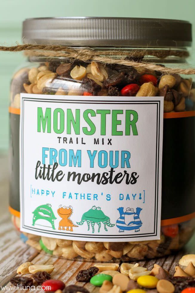 father's day crafts, jar with trail mix and a personalized decal on the front