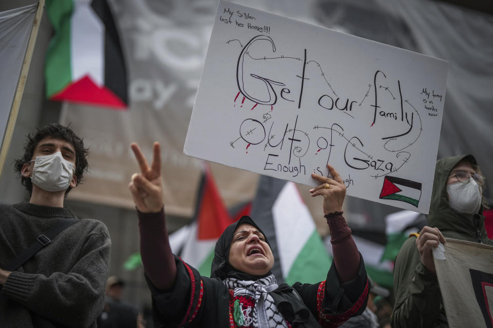 Una manifestante propalestina sostiene un cartel y corea durante una manifestación en Vancouver, en la Columbia Británica, el lunes 9 de octubre de 2023. El cartel dice "Saquen a nuestra familia de Gaza. Basta. ¡Mi hermana perdió su casa! Ahora mi familia vive en carpas". (Darryl Dyck/The Canadian Press via AP, Archivo)