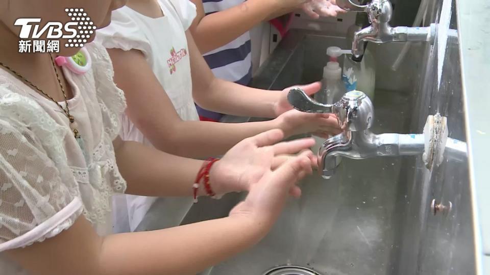 孩童確實洗手，保持良好衛生習慣以降低感染風險。（圖／TVBS資料畫面）