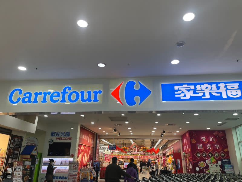 ▲法商家樂福在台灣量販店市場有一定的地位，近年來更是結合了生鮮超市的模式，也深受不少婆媽的愛戴。（圖／記者鍾怡婷攝）