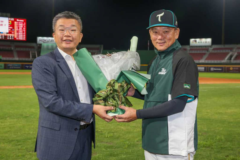 14日是台鋼雄鷹總教練洪一中生日，中職會長蔡其昌（左）特別前來桃園球場送花致意。（圖／中國時報陳麒全攝）