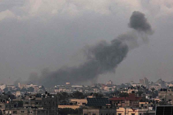 Una nube de humo se alcanza a ver en el centro de Gaza tras el bombardeo de Israel. Foto: AFP