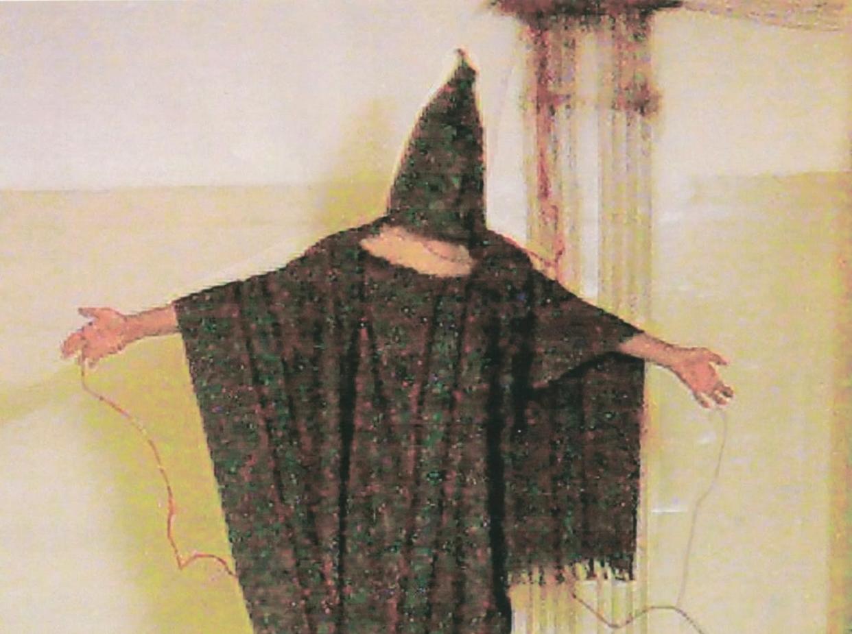 <span class="caption">Imagen de torturas en la prisión de Abu Ghraib (Irak, 2003).</span> <span class="attribution"><a class="link " href="https://commons.wikimedia.org/wiki/File:AbuGhraibAbuse-standing-on-box.jpg" rel="nofollow noopener" target="_blank" data-ylk="slk:Wikimedia Commons / U.S. Government;elm:context_link;itc:0;sec:content-canvas">Wikimedia Commons / U.S. Government</a></span>