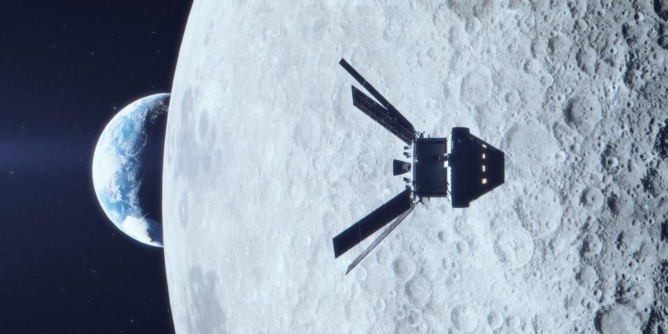Ilustracja przedstawia statek kosmiczny ze skrzydłami panelu słonecznego lecący po drugiej stronie Księżyca i Ziemi w oddali
