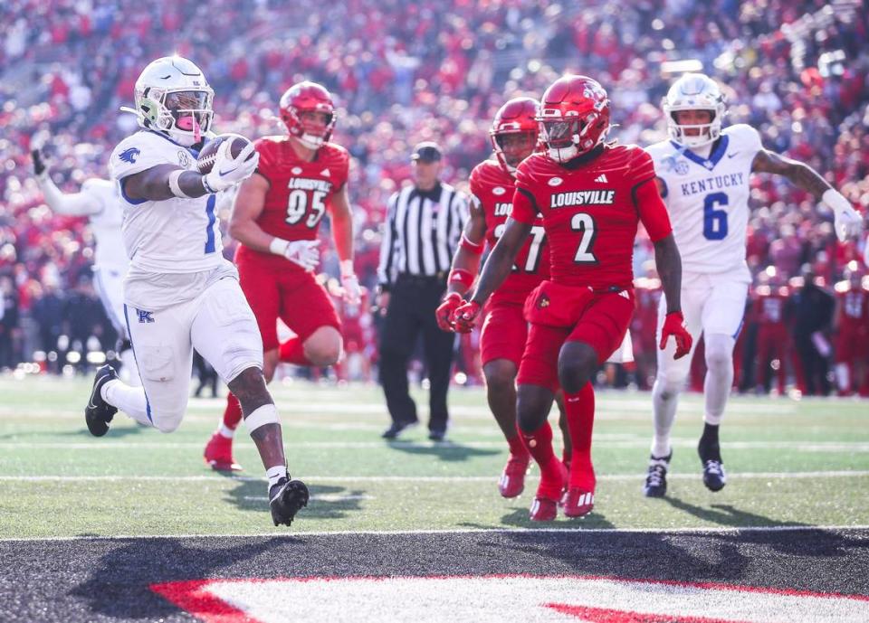 Kentucky Wildcats running back Ray Davis (1) runs in for one of his three touchdowns against Louisville. Nov. 24, 2023