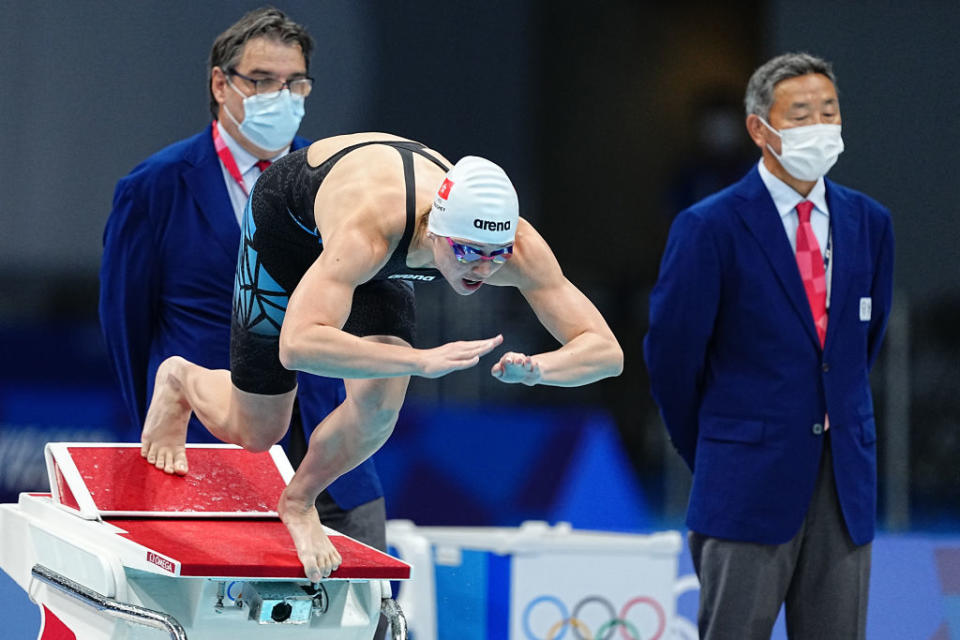 何詩蓓再破亞洲紀錄，以52:27勇奪女子100米自由泳銀牌，個人包辦2面獎牌。