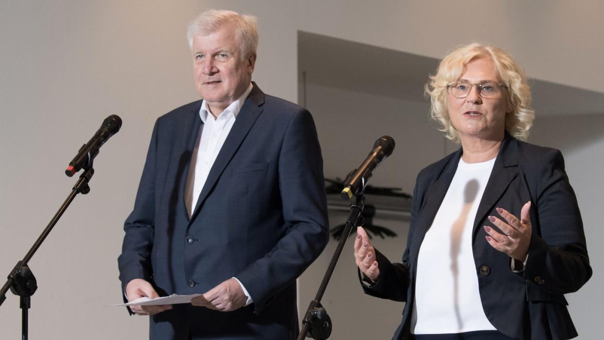 Innenminister Horst Seehofer (CSU) und Justizministerin Christine Lambrecht (SPD) geben nach der Sitzung des Koalitionsausschusses eine Pressekonferenz. Foto: Jörg Carstensen