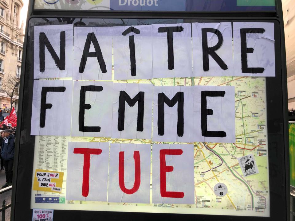 "Naitre femme tue"