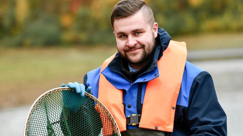 Schwere Zugnetze, Kescher und Kübel: Die Arbeit angehender Fischwirte wie Christopher Deimen ist oft körperlich anstrengend.