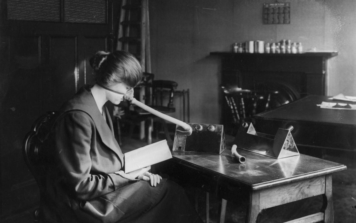 A woman wearing a flu mask during the epidemic that followed the First World War, on February 27, 1919 - Topical Press Agency