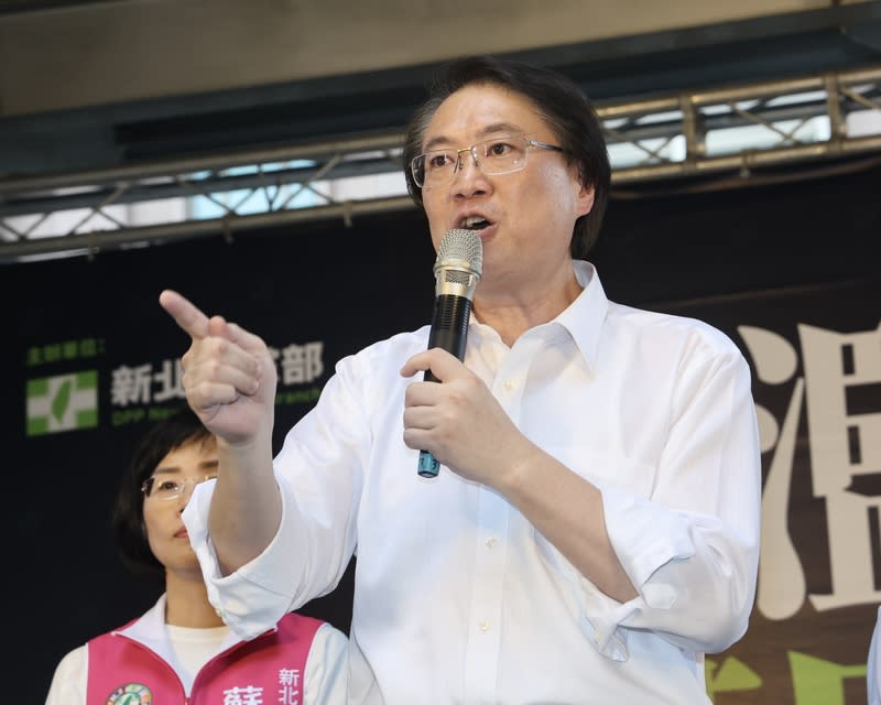 林右昌：國會職權修法太離譜了 民進黨第2場「反濫權、護民主」宣講活動15日在新 北市土城區舉行，民進黨秘書長林右昌（前）與會指 出，國會職權修法是用改革包裝濫權，套句民眾黨立 委黃國昌的口頭禪來說就是「太離譜了」。 中央社記者張皓安攝  113年6月15日 