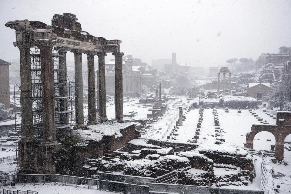 ROM03. ROMA (ITALIA), 26/02/2018.- El Fori Imperiali completamente nevado, en Roma, Italia, hoy, 26 de febrero de 2018. La ola de frío siberiano, que han llamado Burian, llegó ayer a Italia provocando copiosas nevadas en el norte y un frío intenso que ha llegado hasta los 20 grados bajo cero en algunas localidades y hoy alcanzó el centro del país y Roma, donde los colegios permanecen cerrados. EFE/ Angelo Carconi