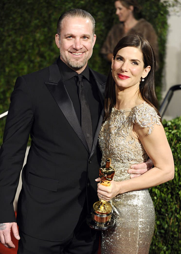 Sandra Bullock and Jesse James were all smiles at the Vanity Fair Oscars party in 2010. (Photo: AP Photo/Peter Kramer)