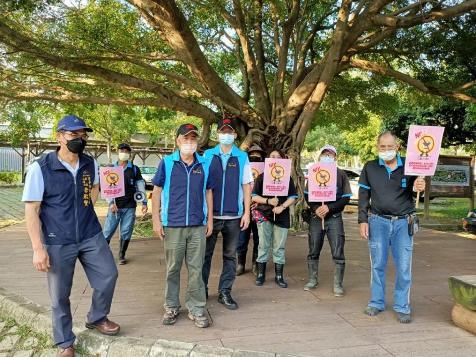 台中市政府建設局與警察局成立巡查小組，於人潮眾多的公園聯合巡查，昨日持續巡查。（記者陳金龍攝）