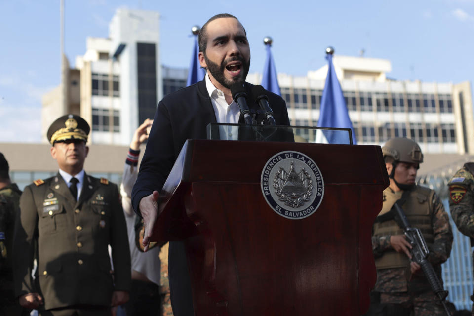 El presidente salvadoreño Nayib Bukele le habla a partidarios frente a la asamblea legislativa el 9 de febrero del 2020. Muchos tildan de autoritario a Bukele, pero el mandatario es muy popular en su país. (AP Photo/Salvador Meléndez, File)