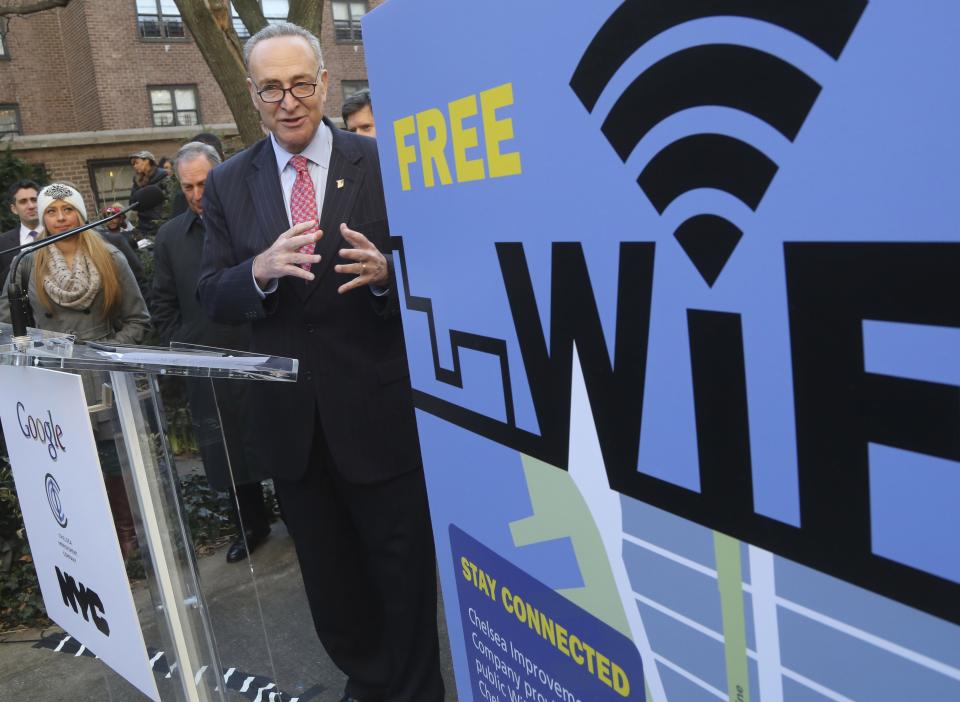 El senador Schumer de NY, frente a un cartel de la red Wi-Fi gratis de esa ciudad. Para algunas personas, esas redes pueden causarles enfermedades. (AP)