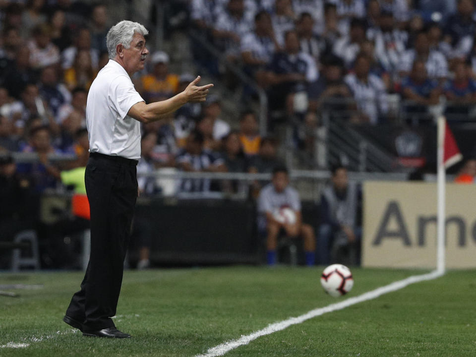 El técnico de Tigres Ricardo Ferretti da instrucciones a sus jugadores durante la final de la Liga de Campeones de la CONCACAF ante el Monterrey, el miércoles 1 de mayo de 2019. (AP Foto/Rebecca Blackwell)