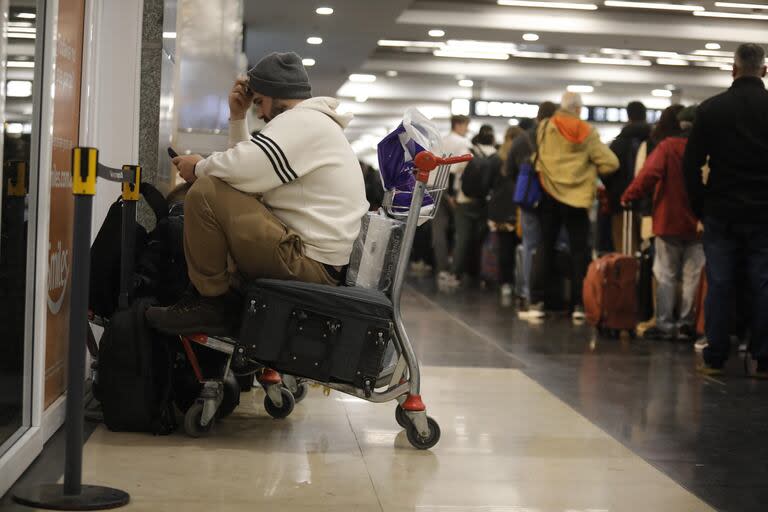 Demoras y cancelaciones en aeroparque y Ezeiza por una falla en el sistema de Aerolíneas Argentina