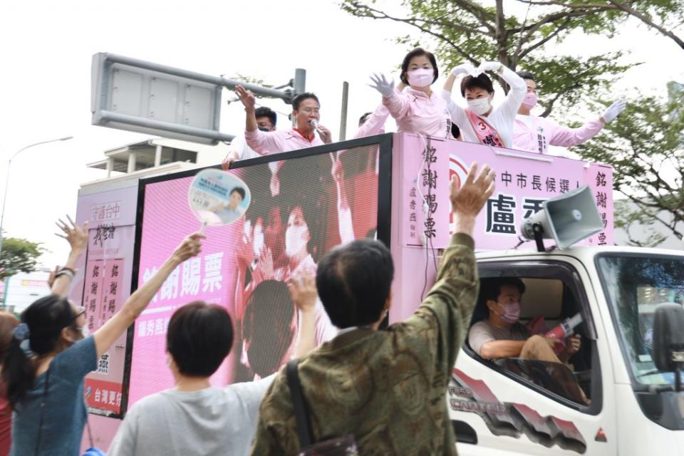 盧秀燕率領競選團隊啟動「感恩車隊」，向市民誠懇致謝。（記者徐義雄攝）