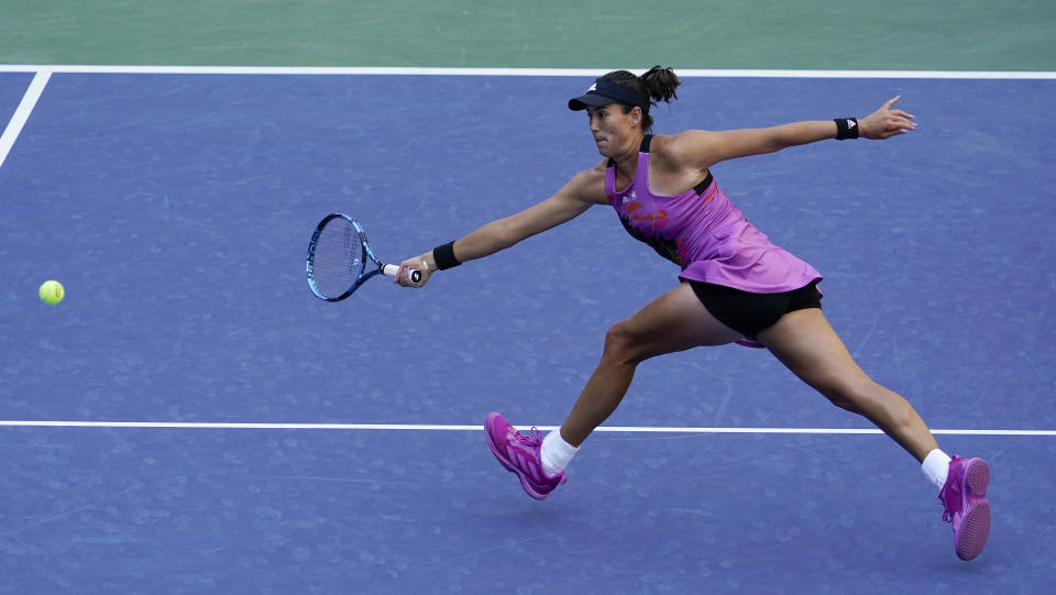 Garbiñe Muguruza devuelve ante Linda Fruhvirtrova durante la segunda ronda del US Open, el jueves 1 de septiembre de 2022, en Nueva York. (AP Foto/Seth Wenig