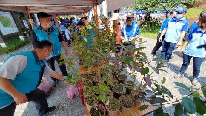 ▲現場準備大量苗木供民眾用發票兌換。（圖∕陳木隆攝）