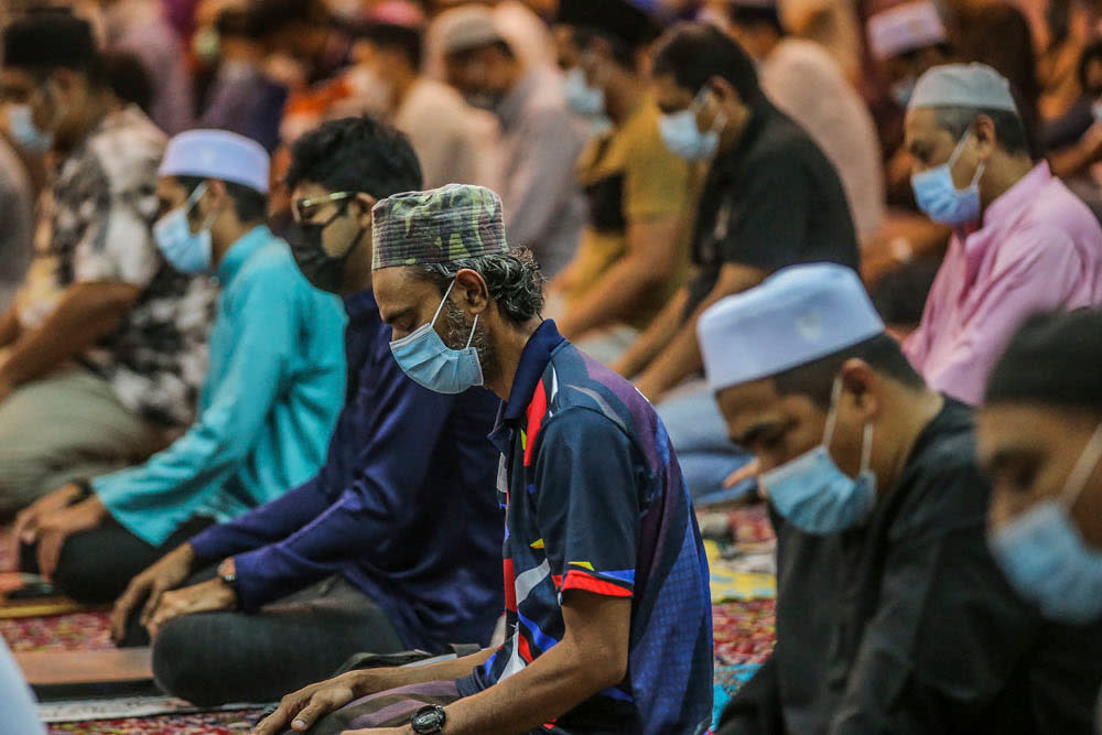 Muslims perform Terawih prayers while maintaining physical distance and wearing face masks to prevent the spread of Covid-19 at Masjid Wilayah in Kuala Lumpur, April 15, 2021. ― Picture by Hari Anggara