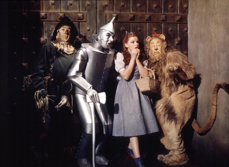 <p>1939 kam die Geschichte rund um Dorothy, den Zinnmann, den Löwen und der Vogelscheuche ins Kino, die damals mit Dreistreifen-Technicolor schon bunt über die Leinwand hüpften. (Foto: ddp) </p>