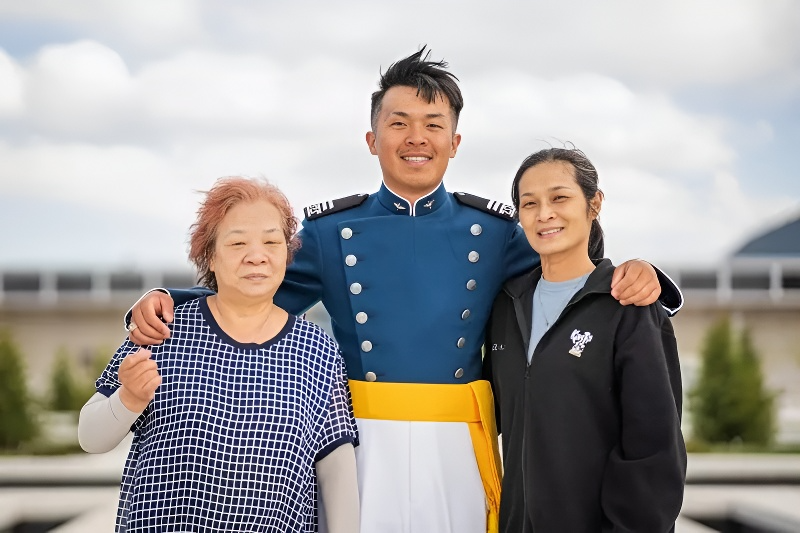 母親搭醫療專機抵台　美軍校台生徐皓明留美陪伴外婆