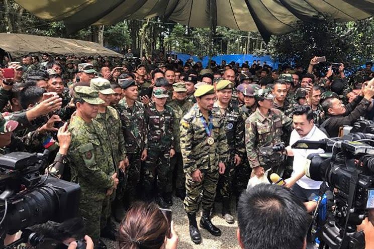 Manny Pacquiao visitó los soldados del ejército filipino que luchan contra ISIS en Marawi. (FOTO: AFP)