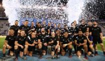 Argentina Rugby Union - Rugby Championship - Argentina v New Zealand All Blacks - Jose Amalfitani stadium, Buenos Aires, Argentina - 01/10/2016. New Zealand All Blacks celebrate with the Rugby Championship trophy. REUTERS/Marcos Brindicci