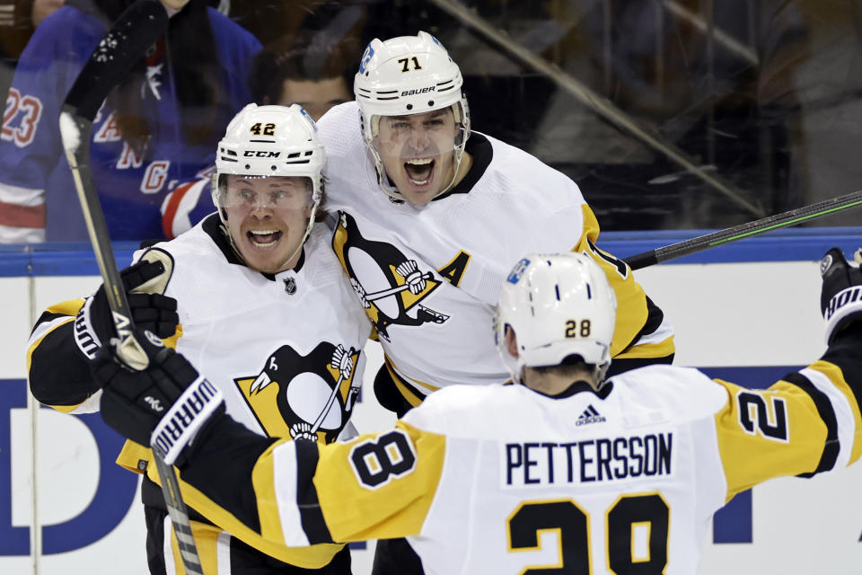 Pittsburgh Penguins center Evgeni Malkin (71) celebrates with teammates after scoring the game-winning goal against the New York Rangers in Game 1 of the NHL playoff series. (AP Photo/Adam Hunger)